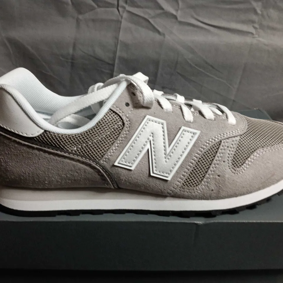 BOXED PAIR OF NEW BALANCE 574 TRAINERS – UK SIZE 8
