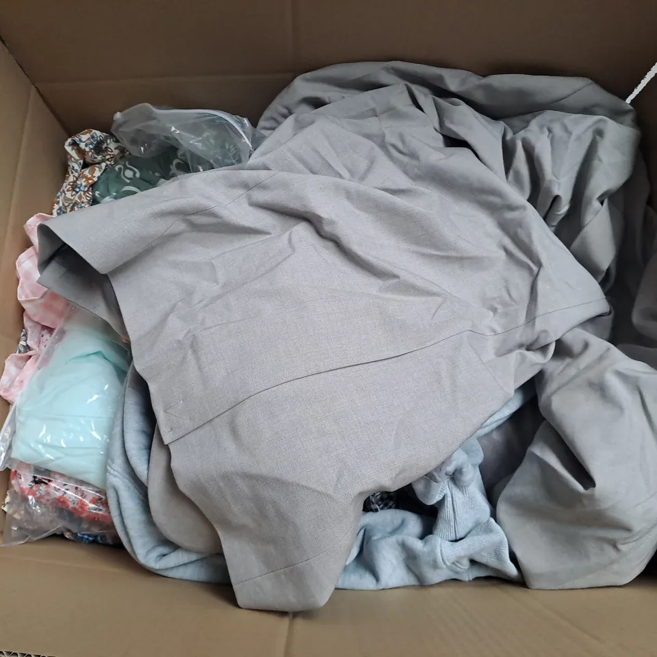 BOX OF APPROXIMATELY 20 ASSORTED CLOTHING AND FASHION ITEMS IN VARIOUS STYLES AND SIZES TO INCLUDE TOPS , DRESSES , JEANS , ETC