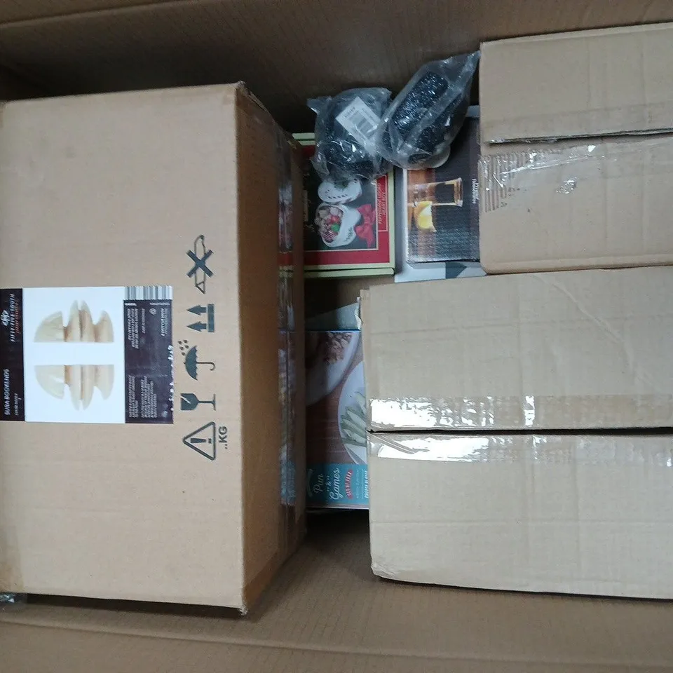 LARGE BOX OF APPROXIMATELY 15 ASSORTED HOUSEHOLD GOODS TO INCLUDE PHOTO FRAME, SHOT GLASS, AND CHEESE PLATE ETC. 