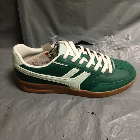 PAIR OF ORTHOLITE OFTEN TRAINERS IN GREEN - 11