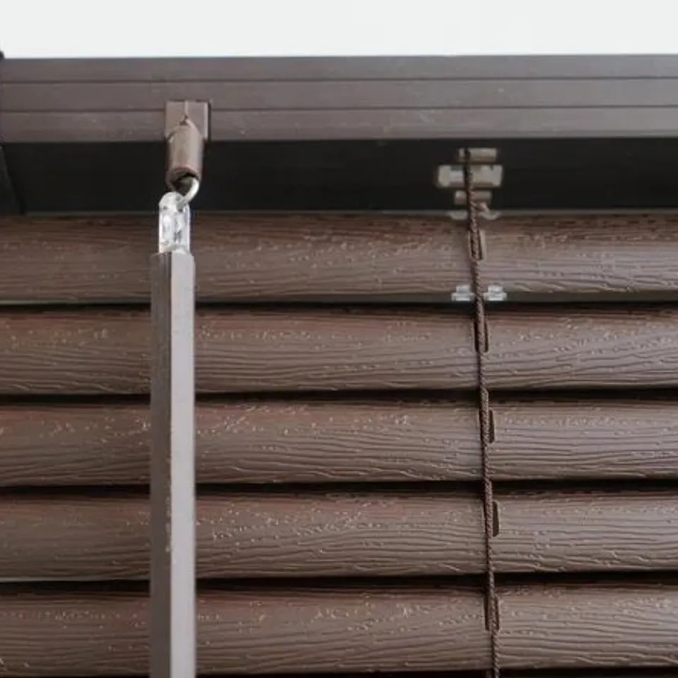 BOXED OUTDOOR ROOM DARKENING VENETIAN BLIND FINISH: WALNUT