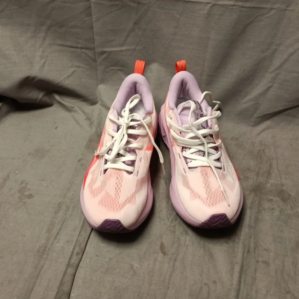 UNBOXED PAIR OF ASICS NOVABLAST TRAINERS IN WHITE/ORANGE MULTI - UK 6.5