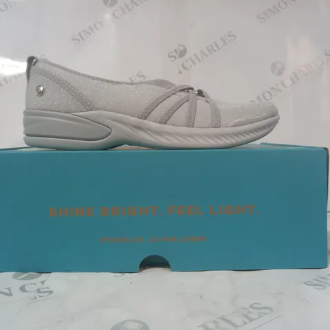 BOXED PAIR OF BZEES SHOES IN LIGHT GREY W. GLITTER EFFECT SIZE 6