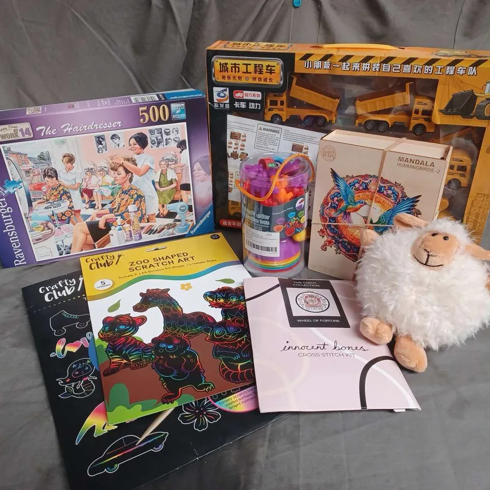 APPROXIMATELY 15 ASSORTED TOYS & GAMES TO INCLUDE - RAVENSBURGER HAIRDRESSER PUZZLE - INNOCENT BONES CROSS STITCH KIT - CRAFTY CLUB ZOO SHAPED SCRATCH ART - ETC