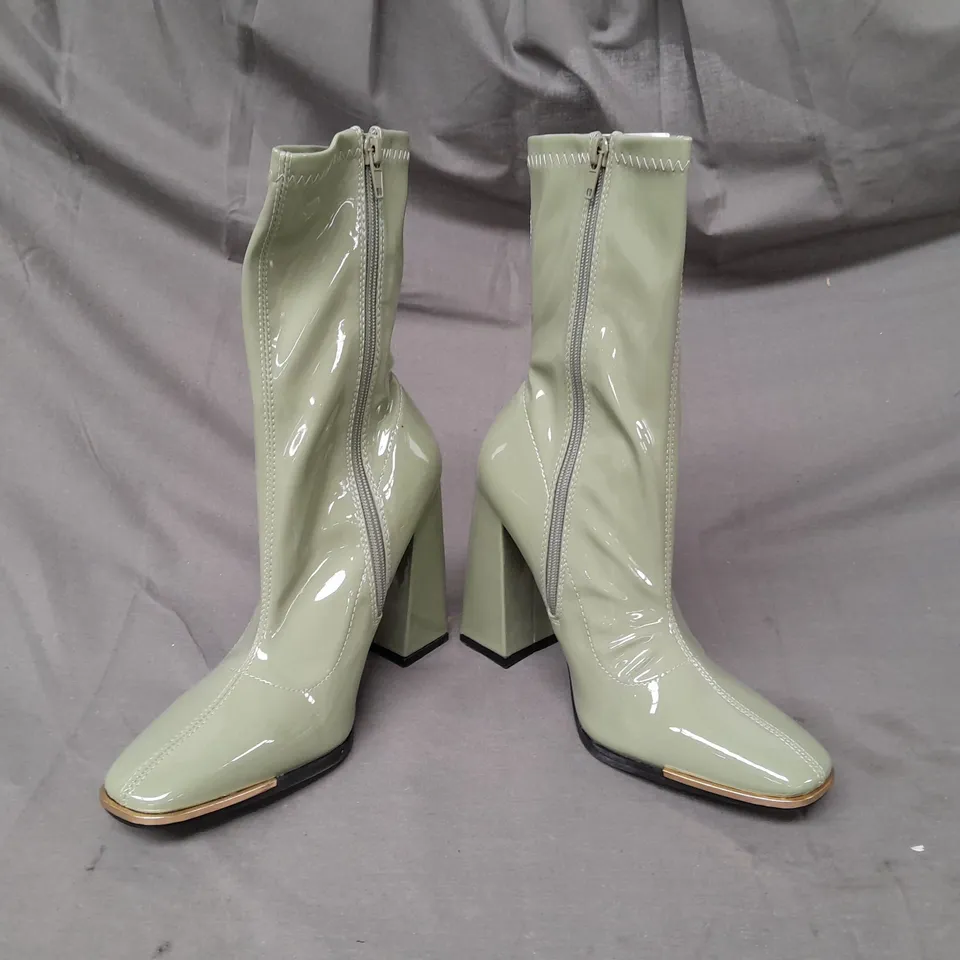 BOXED PAIR OF PUBLIC DESIRE HIGH BLOCK HEEL SHOES IN GREEN SIZE 5