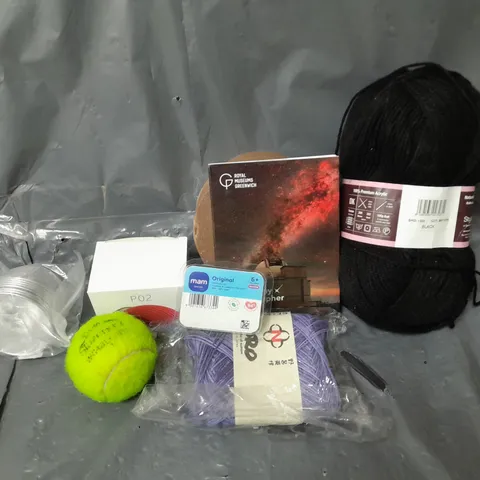 APPROXIMATELY 15 ASSORTED HOUSEHOLD ITEMS TO INCLUDE YARN, ASTRONOMY PHOTOGRAPHER OF THE YEAR POSTCARDS, TENNIS BALL, ETC