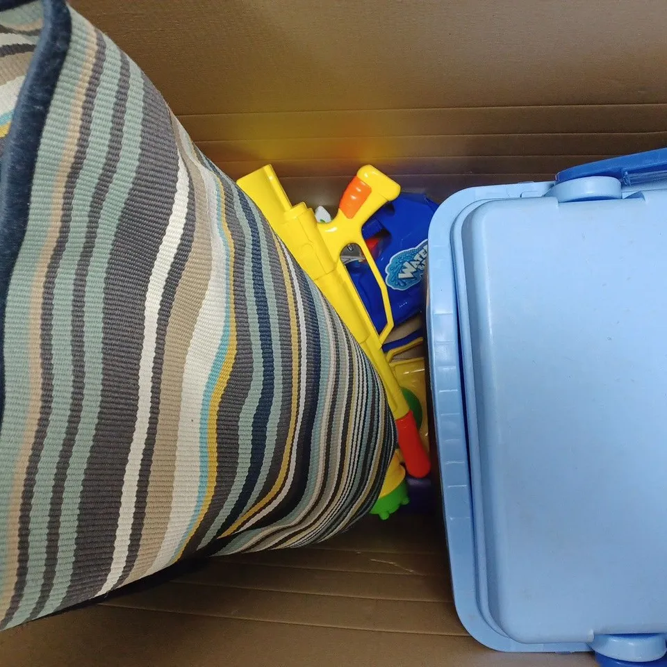 BOX OF APPROXIMATELY 10 ASSORTED HOUSEHOLD ITEMS TO INCLUDE NERF SUPER SOAKER, RUG, ETC