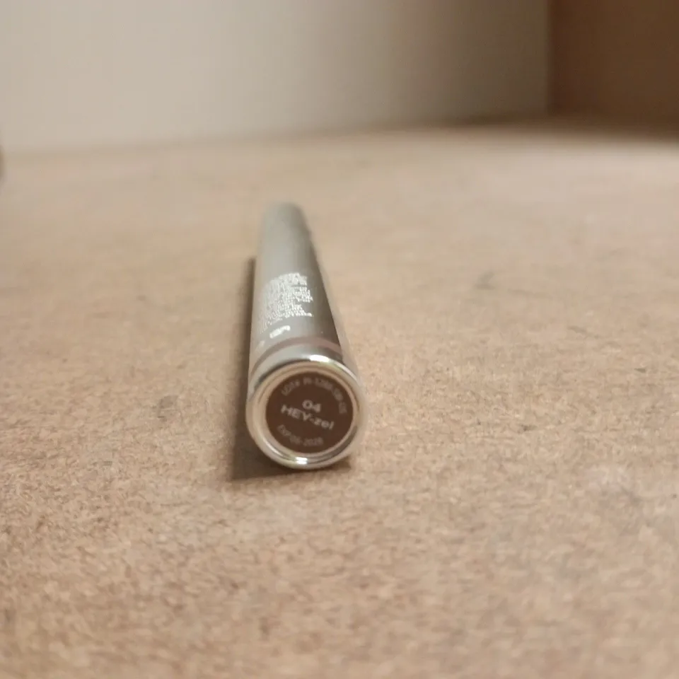 LIP LINER – METALLIC SILVER TUBE