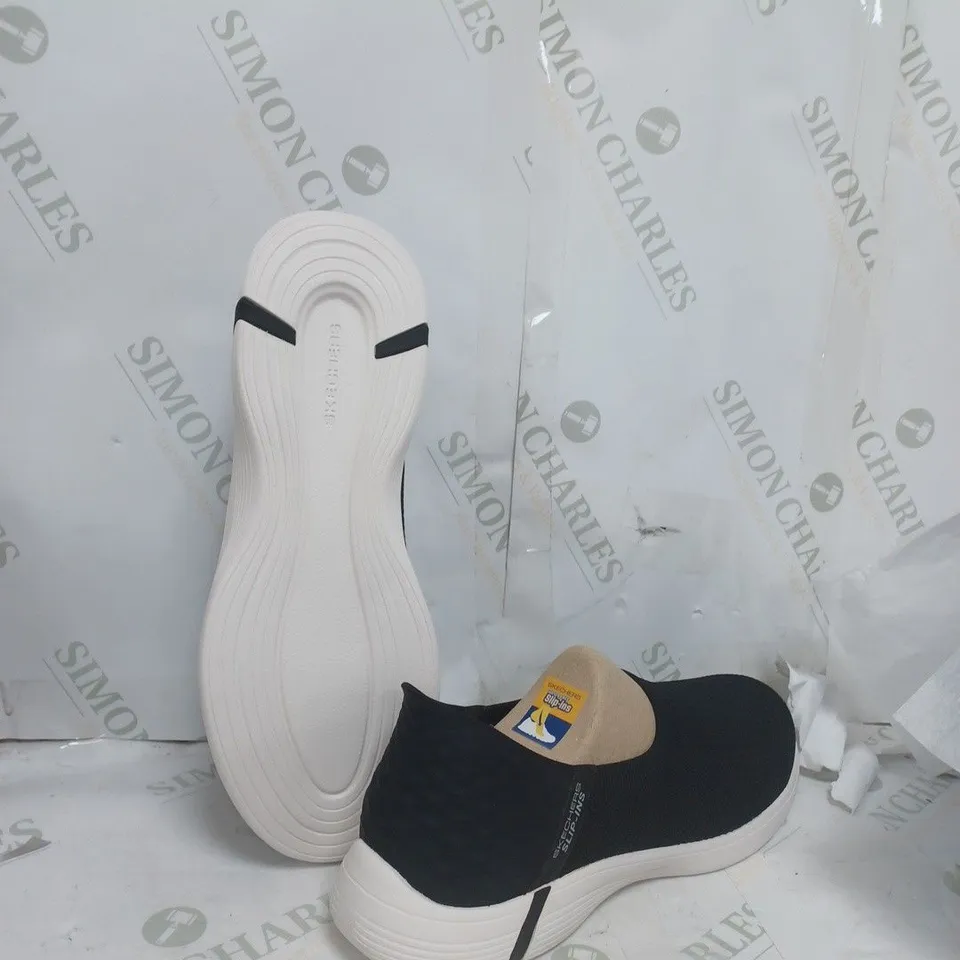 SKETCHERS MEMORY FOAM SHOES SIZE 7