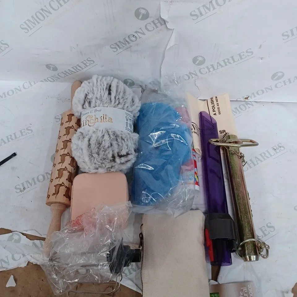 LOT OF ASSORTED HOUSEHOLD ITEMS 