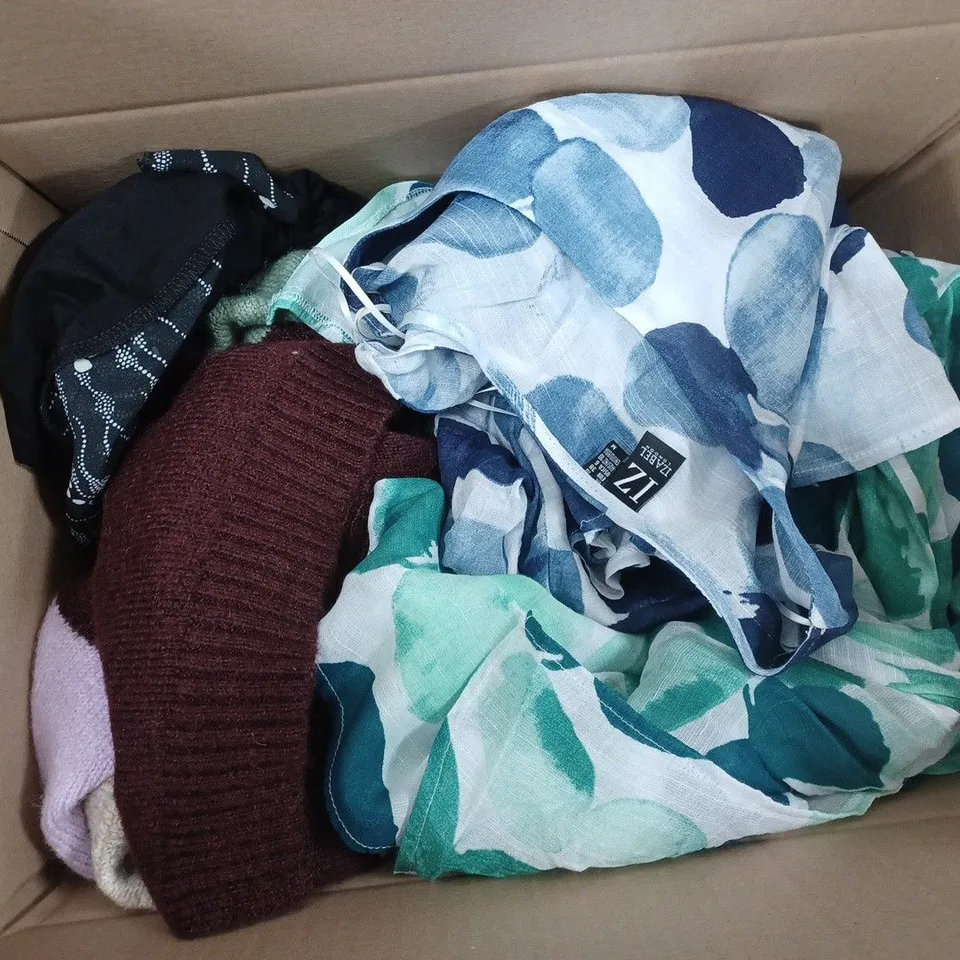 APPROXIMATELY 10 ASSORTED ITEMS OF WOMEN'S CLOTHING TO INCLUDE GREAT PLAINS JUMPER SIZE 10, MONSOON SLEEVELESS TANK IVORY SIZE S, IZABEL TUNIC SIZE 10