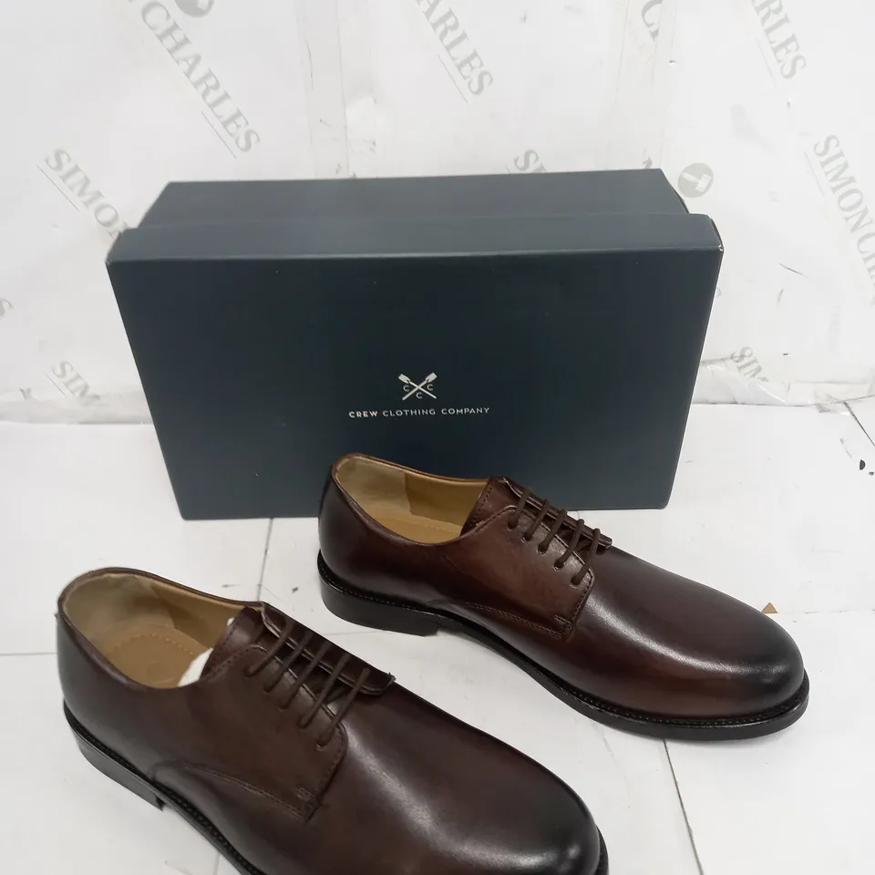 BOXED PAIR OF CREW CLOTHING NOAH LEATHER DERBY BOOTS IN CHOCOLATE SIZE 43 