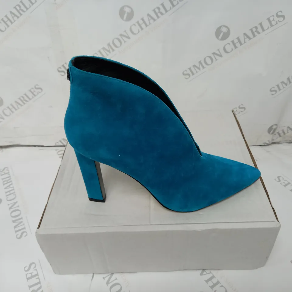 PAIR OF MODA IN PELLE WELDI TEAL SUEDE HIGH HEEL V-CUT SHOE BOOTS SIZE 7