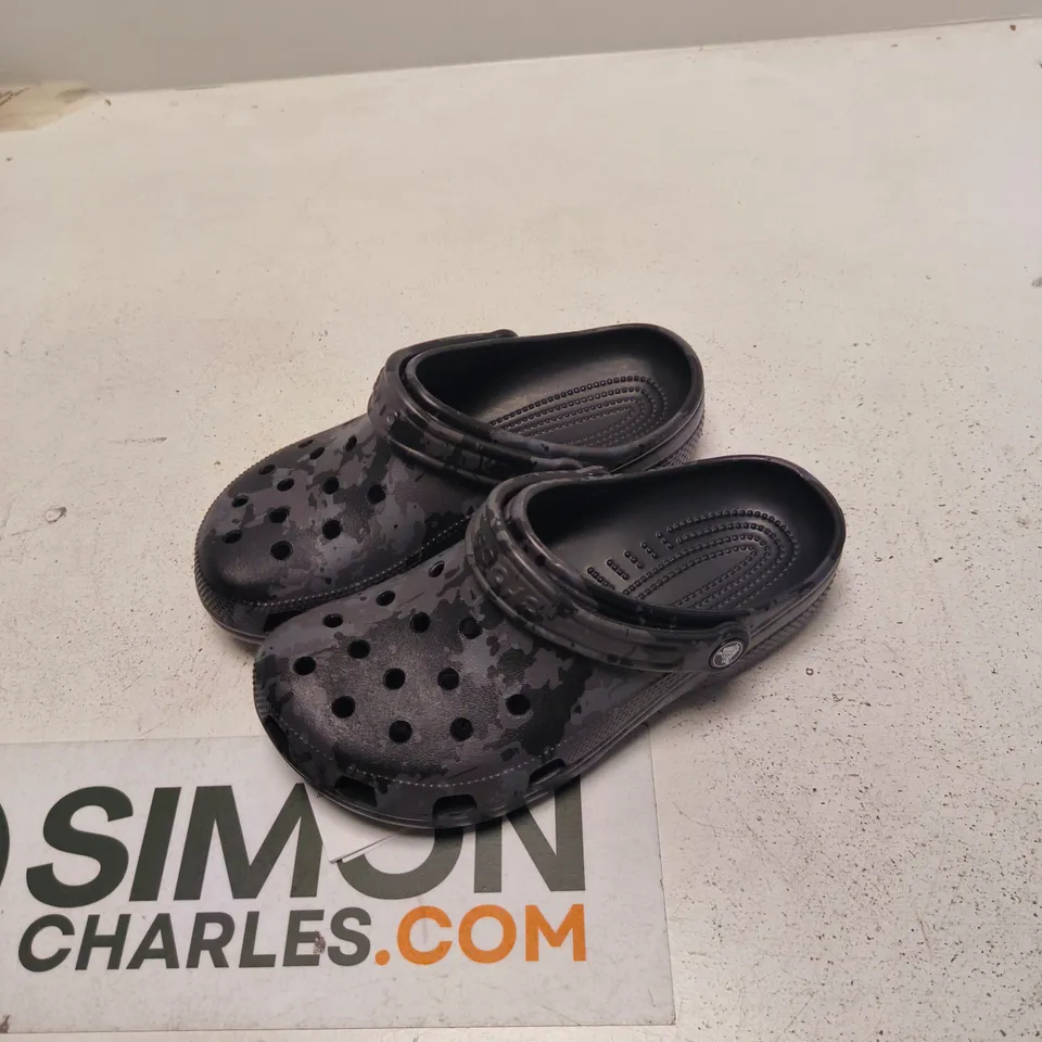 CROCS CLASSIC SIGNAL CAMO CLOG – UNISEX UK 6 (MEN) / UK 7 (WOMEN)