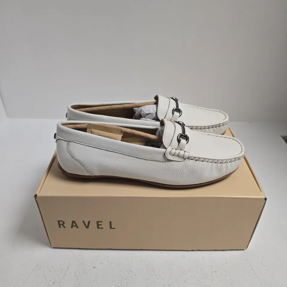 BOXED PAIR OF RAVEL DUTTON WHITE LEATHER SHOES - UK 6