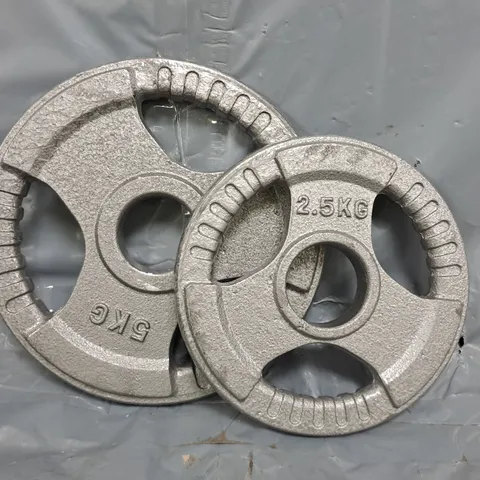 SET OF 2 OLYMPIC WEIGHT PLATES IN GREY, 2.5KG, AND 5KG