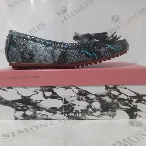 BOXED PAIR OF MODA IN PELLE ETHELIA LOAFERS IN BLUE SNAKE PRINT SIZE 6