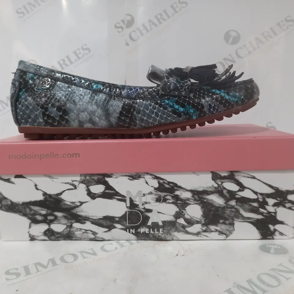 BOXED PAIR OF MODA IN PELLE ETHELIA LOAFERS IN BLUE SNAKE PRINT SIZE 6
