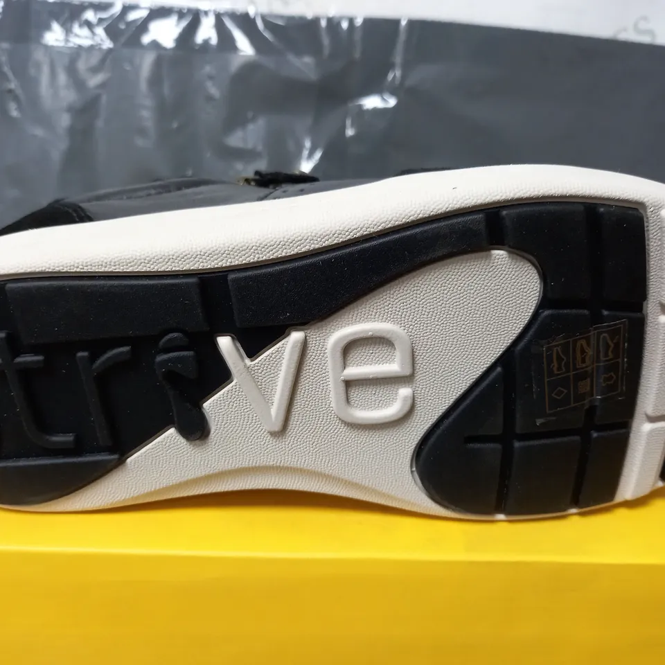 STRIVE MADISON TRAINERS IN BLACK - UK 4.5