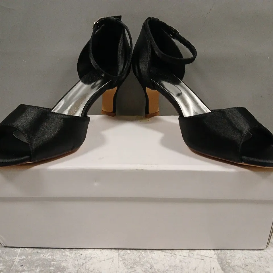BOXED PAIR OF UNBRANDED OPEN TOE HEELED SANDALS IN BLACK/SILVER SIZE EU 38