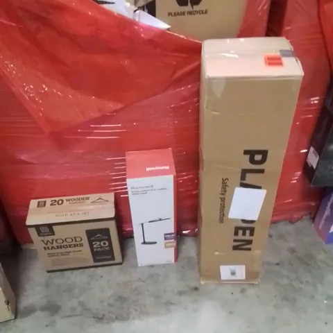 PALLET OF ASSORTED HOUSEHOLD GOODS AND PRODUCTS TO INCLUDE;DESK LAMP,PLAYPEN,WOODEN HANGERS 