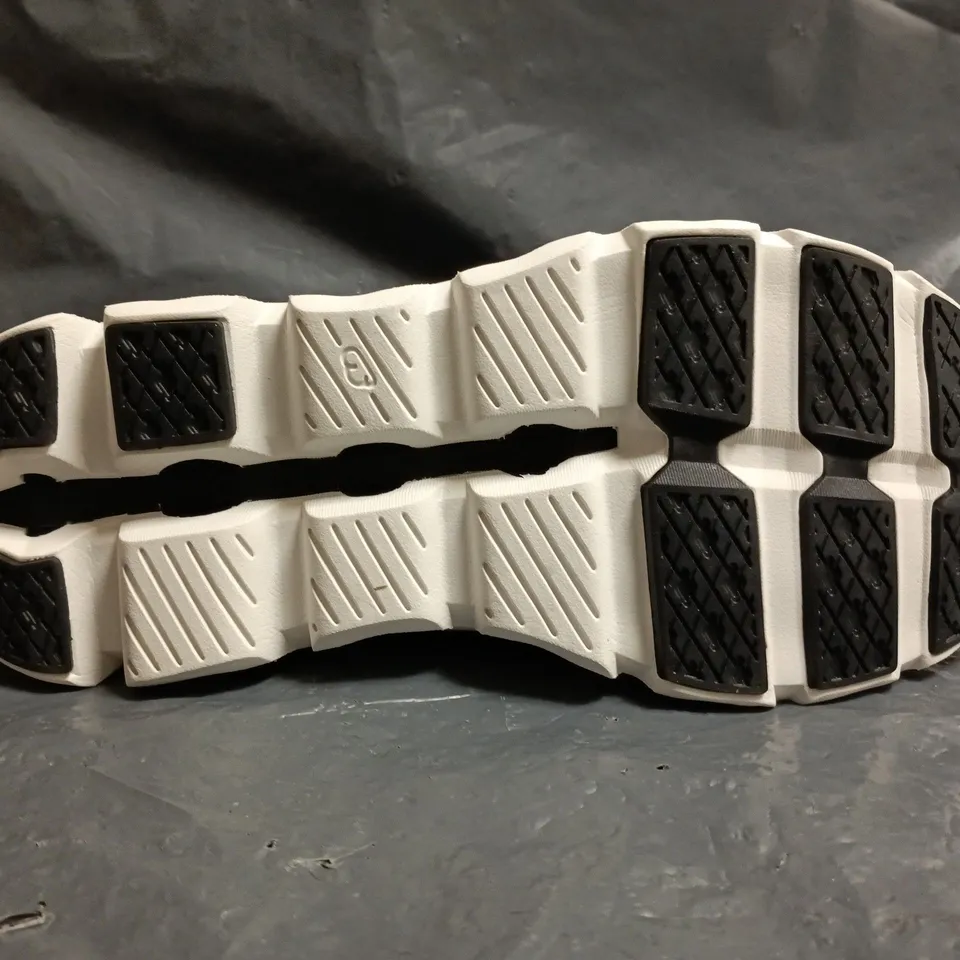 PAIR OF ON CLOUDSWIFT TRAINERS IN BLACK SIZE UNSPECIFIED