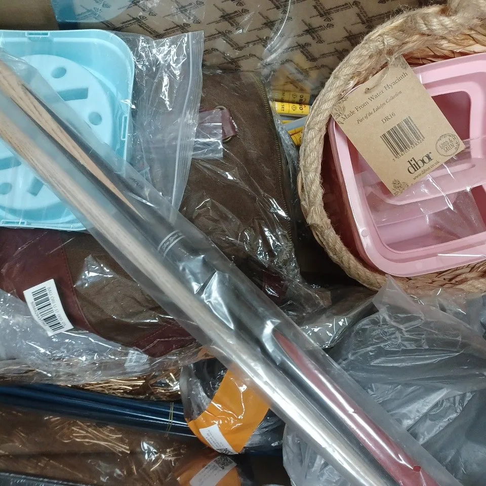 BOX OF APPROXIMATELY 15 ASSORTED HOUSEHOLD ITEMS TO INCLUDE WATER BOTTLE, HAMMER, STORAGE CONTAINER, ETC - COLLECTION ONLT