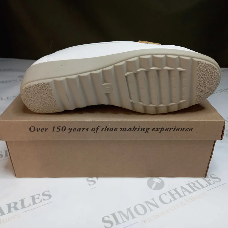 BOXED CUSHION WALK TASSLE LOAFERS WHITE  - SIZE 6