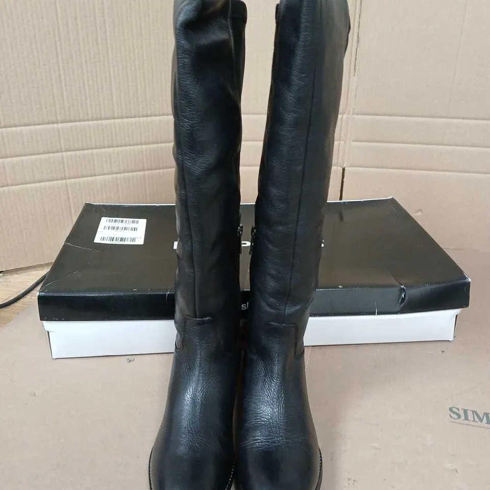 BOXED HUSH PUPPIES LEATHER BOOT IN BLACK SIZE 5