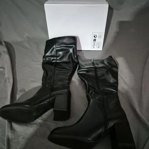 BOXED PAIR OF UNBRANDED BLACK KNEE HIGH HEELED BOOTS - SIZE 39