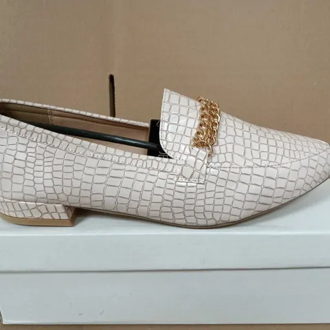 BOXED PAIR OF SPOT ON NUDE WIDE FIT CROCODILE-EMBOSSED LOAFERS WITH CHAIN DETAIL – NUDE, UK 7
