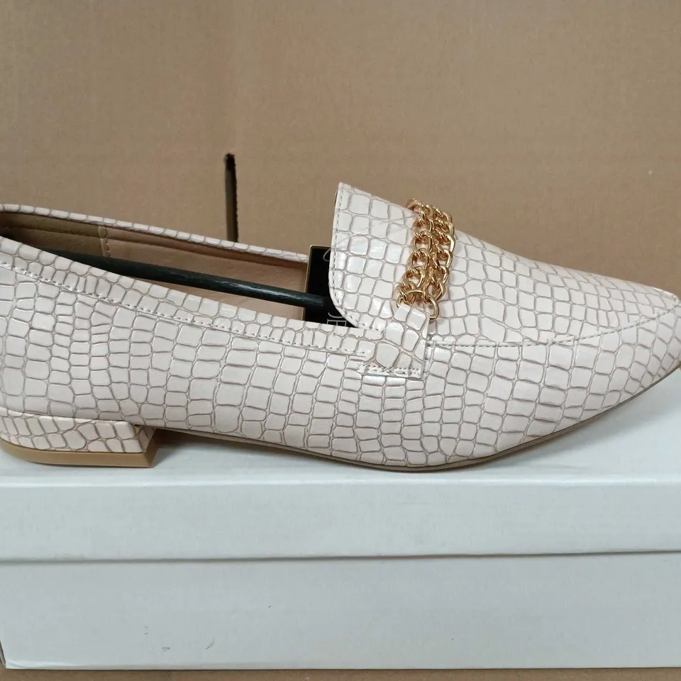 BOXED PAIR OF SPOT ON NUDE WIDE FIT CROCODILE-EMBOSSED LOAFERS WITH CHAIN DETAIL – NUDE, UK 7