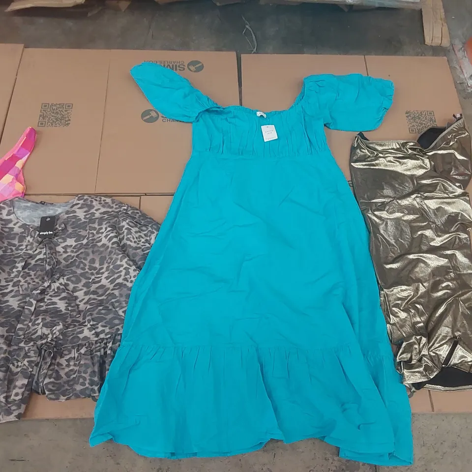 PALLET CONTAINING APPROXIMATELY 600x BRAND NEW ASSORTED DESIGNER CLOTHING ITEMS INCLUDING: JOANNA HOPE DRESS, SIMPLY BE TOP, BATHING SUIT, MAGISCULPT JEANS ECT