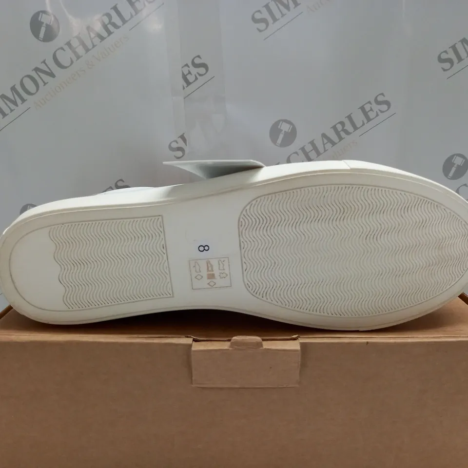 BOXED PAIR OF MAISON DE NIMES LEATHER ZIP SIDE TRAINERS IN WHITE - SIZE 8