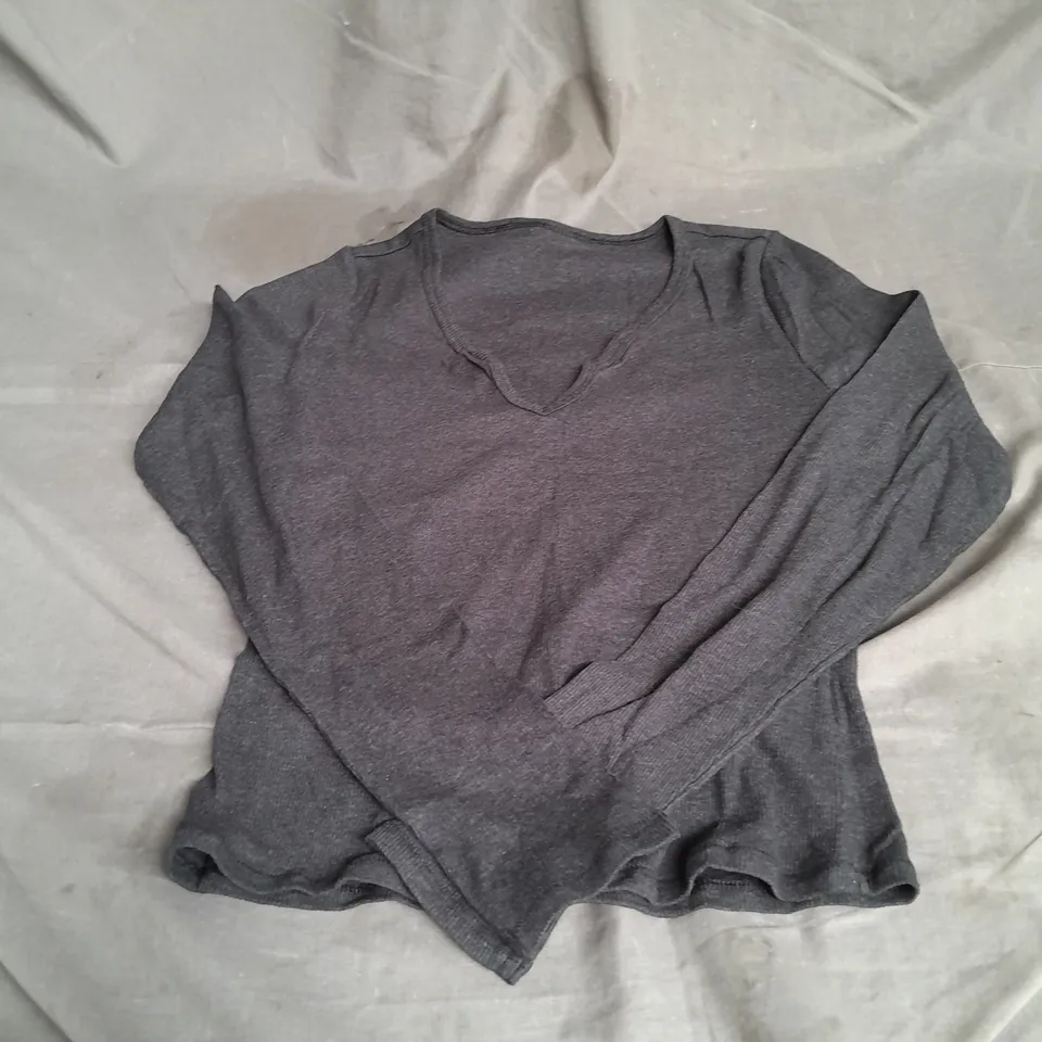 GYMSHARK V NECK TOP IN DARK GREY SIZE M