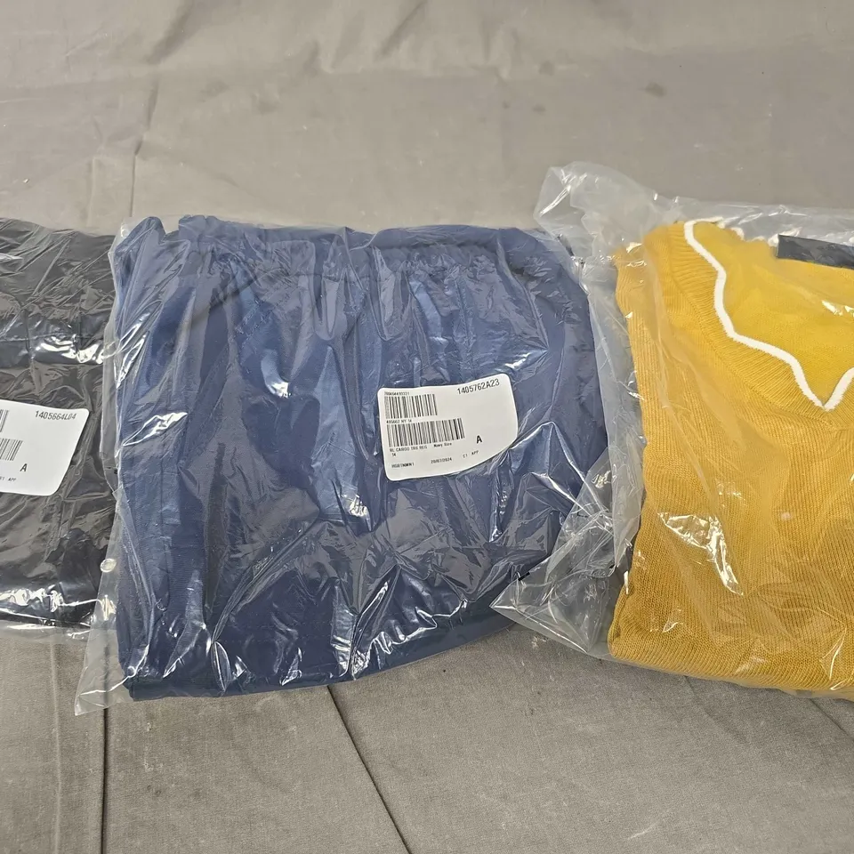 APPROXIMATELY 10 ASSORTED WOMENS CLOTHING PRODUCTS IN VARIOUS BRANDS TO INCLUDE DRESSES, TOPS ETC