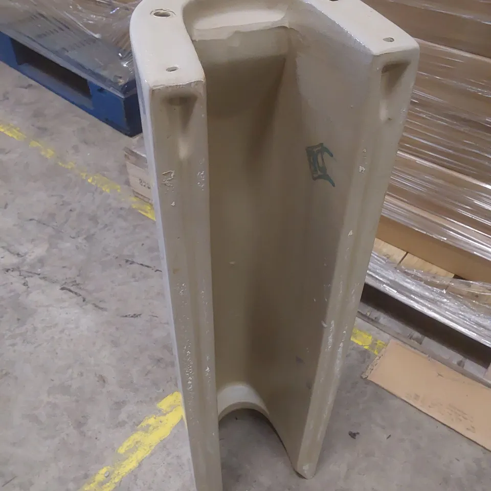 BOXED WHITE CERAMIC PEDESTAL 680 × 170 × 155mm