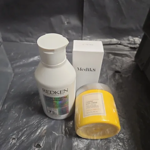 MEDIK8 C-TETRA VITAMIN C SERUM, 30ML β FACIAL SKIN CARE + ASSORTED BEAUTY ITEMS AND APPROXIMATELY 20 ITEMS OF COSMETICS .