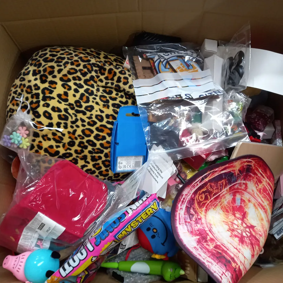 BOX OF APPROX 25 ASSORTED TOYS TO INCLUDE - MOVING SANDSCAPES - CARDS AGAINST HUMANITY 2000S NOSTALGIA - MAGIC GROVE COPYBOOK ECT