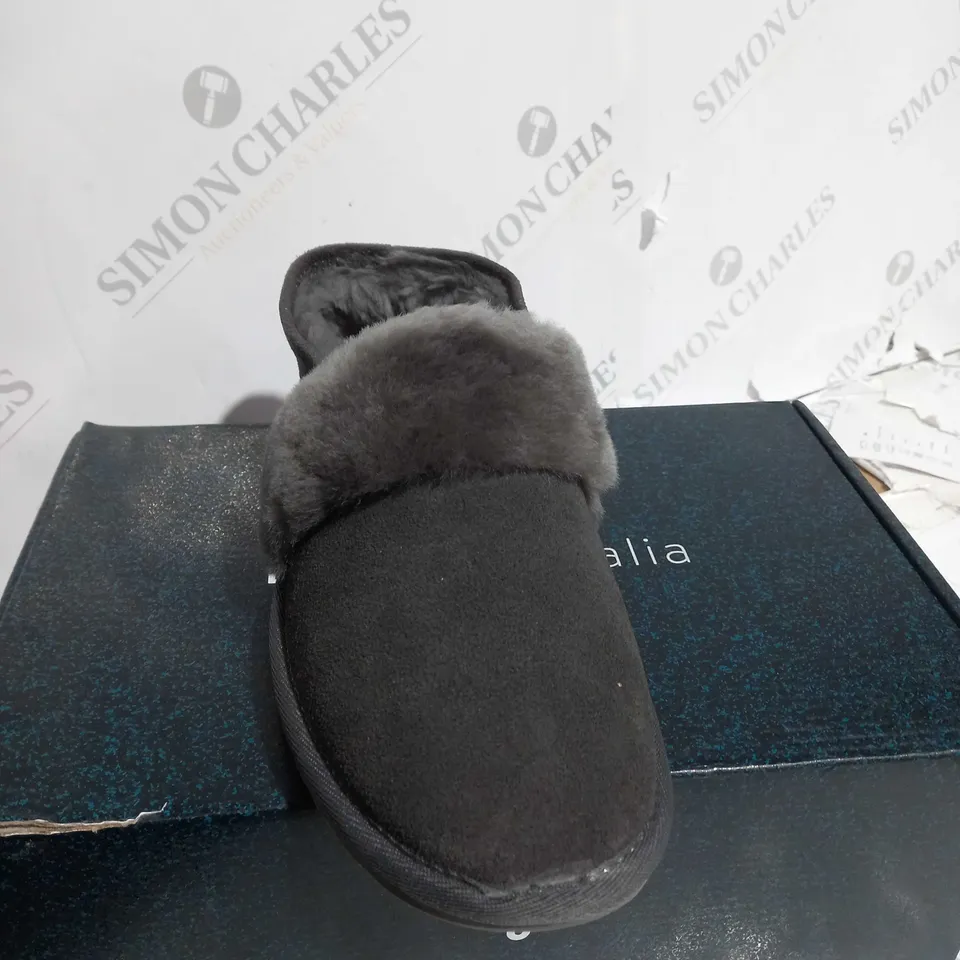 BOXED PAIR OF EMU AUSTRALIA SLIPPER IN CHARCOAL SIZE 6