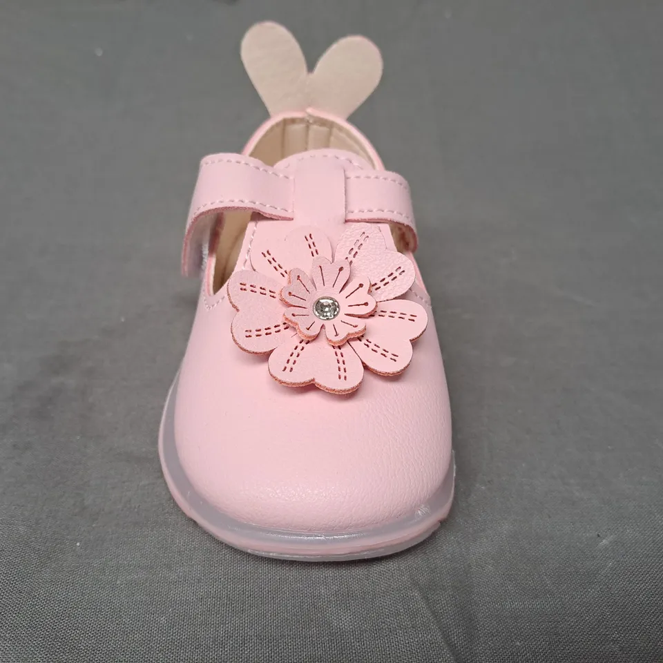 BOXED PAIR OF DESIGNER KIDS SHOES IN PINK W. FLORAL DETAIL EU SIZE 21