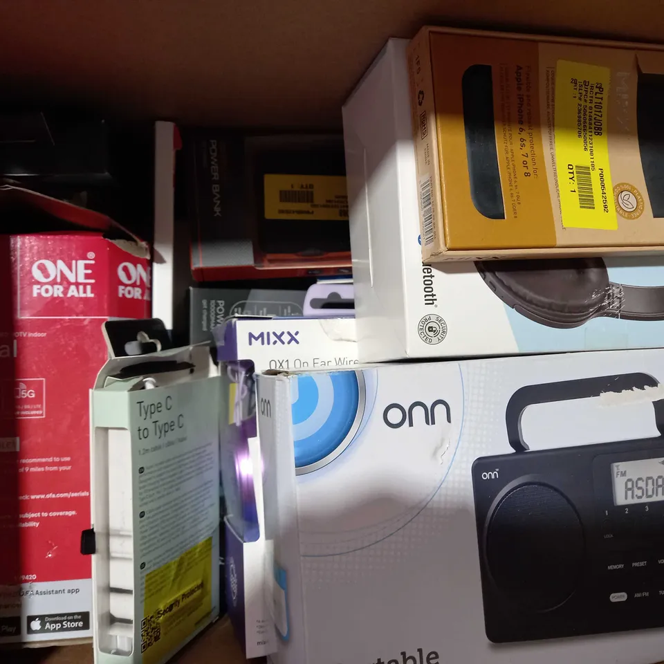 BOX OF APPROXIMATELY 10 ASSORTED ELECTRICAL ITEMS TO INCLUDE WIRELESS CHARGING PAD, BLUETOOTH QI CHARGING ALARM CLOCK, USB-C MULTIPORT & HDMI, ETC
