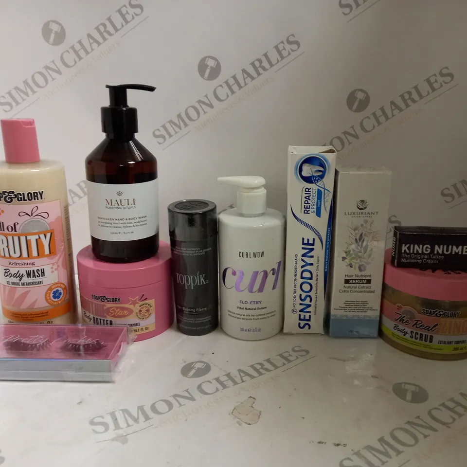 BOX OF ASSORTED COSMETIC ITEMS TO INCLUDE SENSODYNE, SHOWER GELS AND LUXURIANT