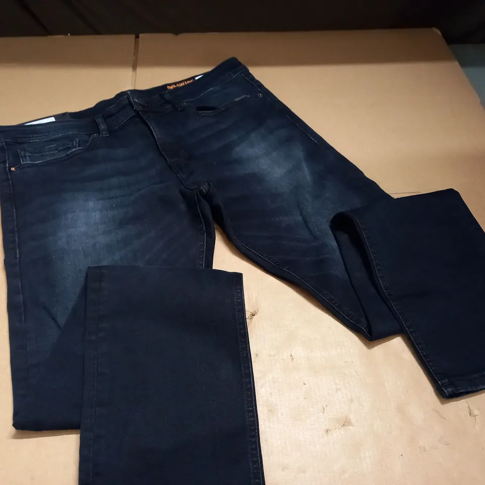 HUGO BOSS DELAWARE SUPER STRETCH SLIM FIT JEANS - W34 L32