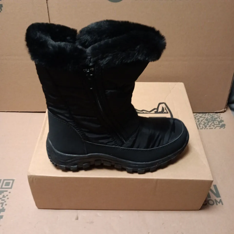 BOXED PAIR OF POLAR WOMENS MEMORY FOAM BOOTS IN BLACK - UK 5