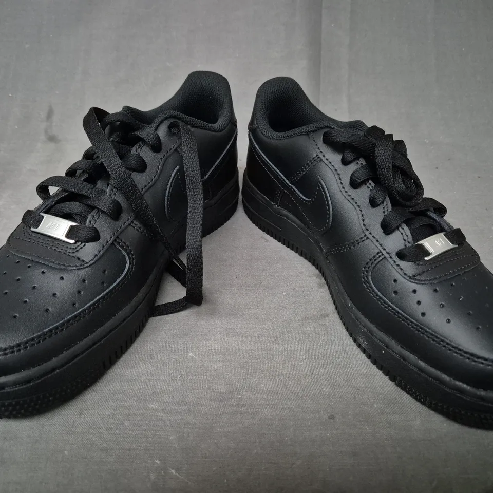 BOXED PAIR OF NIKE AIR FORCE 1SHOES IN BLACK UK SIZE 5