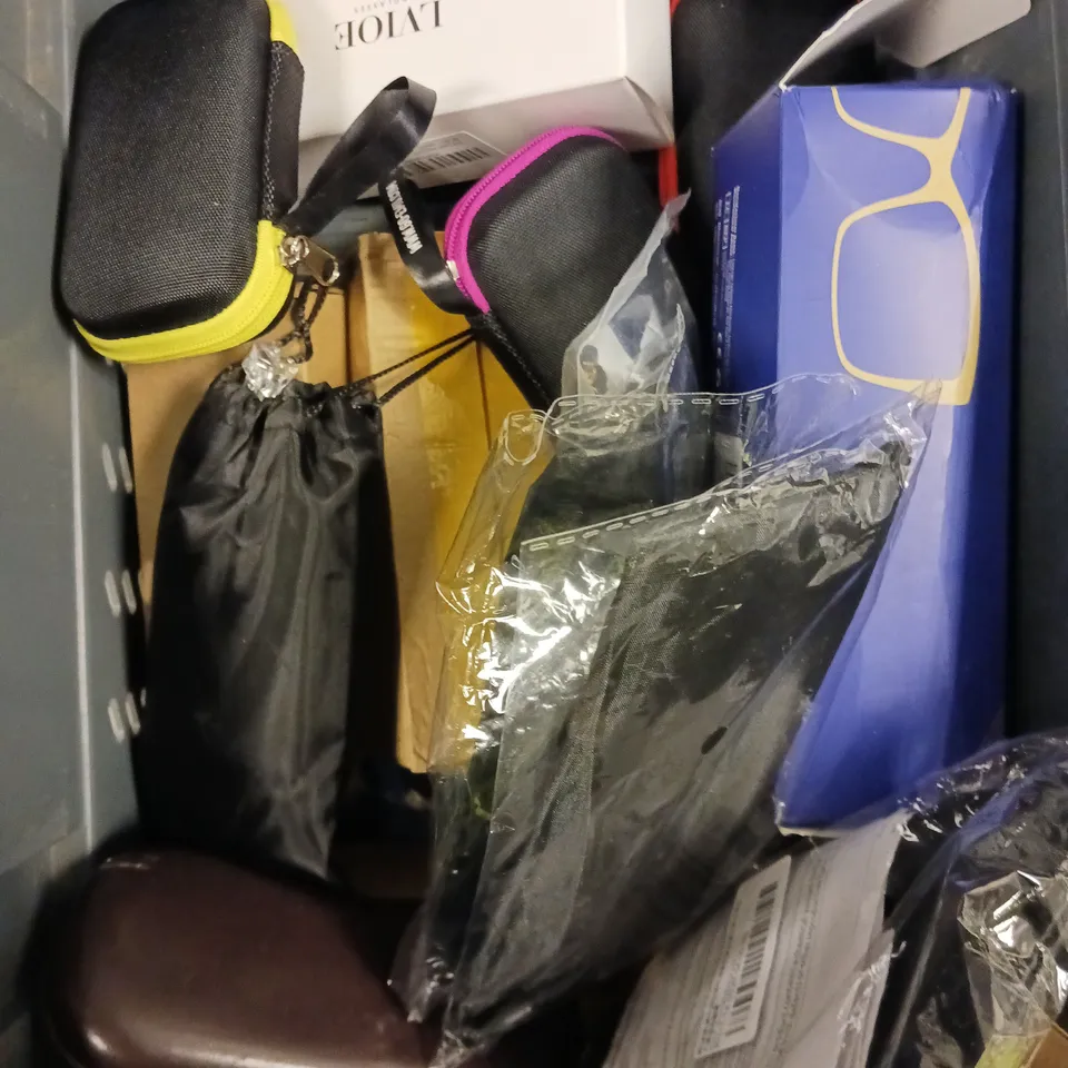 APPROXIMATELY 15 ASSORTED GLASSES/SUNGLASSES IN VARIOUS DESIGNS 