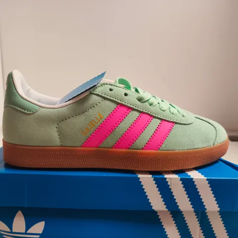 BOXED PAIR OF ADIDAS GAZELLE W TRAINERS –  UK 5