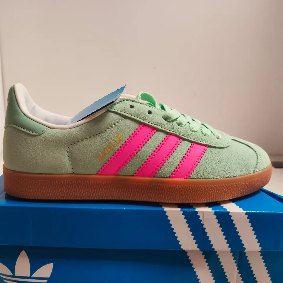 BOXED PAIR OF ADIDAS GAZELLE W TRAINERS –  UK 5