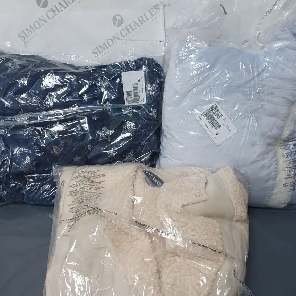 APPROXIMATELY 20 LADIES CLOTHING ITEMS. VARIOUS COLOURS, STYLES AND SIZES